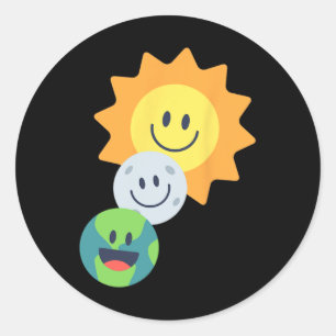 Sticker Rond Super Mignonne Terre Lune Solaire Eclipse 2024 Drô
