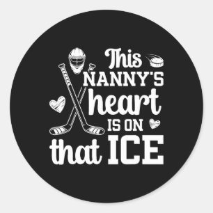 Sticker Rond Sur cette nounou de hockey sur glace grand-mère jo