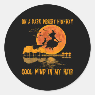 Sticker Rond Sur Une Route Du Désert Sombre - Sorcière À Vent