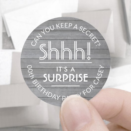 Sticker Rond Surprise fête d'anniversaire Rustic Wood Grey and