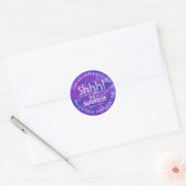 Sticker Rond Surprise fête d'anniversaire Shhh! Aquarelle viole (Enveloppe)