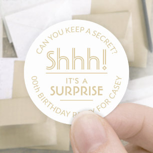 Sticker Rond Surprise fête d'anniversaire Shhh! Blanc et or élé