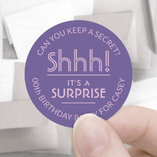 Sticker Rond Surprise fête d'anniversaire Shhh! rose et violet
