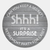 Sticker Rond Surprise Retraite Party Rustic Wood Grey & White (Devant)