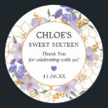 Sticker Rond Sweet 16 Purple Gold Floral Party Favor Merci<br><div class="desc">Voici un très joli autocollant pour mettre sur votre Sweet 16 favors fête ou des notes de remerciement. Il se coordonne avec la collection de Sweet sixteen violet et or avec des fleurs violettes poussiéreuses et des fleurs d'art de ligne dorée. C'est l'une des tendances les plus populaires de l'année...</div>