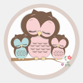 Sticker Rond Sweet Little Mama & Twin Baby Owens sur une branch