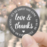 Sticker Rond Sweet Love & Thanks Black & White Faux Chalkboard<br><div class="desc">Ajoutez une touche personnalisée aux faveurs de la fête et des notes de remerciement avec des autocollants ronds personnalisés "amour et merci" / scellés d'enveloppe. Tout libellé sur ce modèle est simple à customiser pour toute occasion, comme mariage, douche nuptiale, remise des diplômes, fête d'anniversaire, anniversaire ou retraite. Le design...</div>