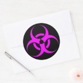 Sticker Rond Symbole de risque biologique rose Geeky (Enveloppe)