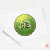 Sticker Rond Symbole OM avec pierres zen sur vert doux (Enveloppe)