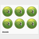 Sticker Rond Symbole OM avec pierres zen sur vert doux (Feuille)