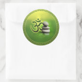 Sticker Rond Symbole OM avec pierres zen sur vert doux (Sac)