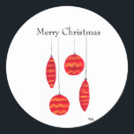 Sticker Rond T-Shirt aux billes rouges de Noël<br><div class="desc">Baubles de Noël rouges. Décorations de Noël,  décoration de Noël. Noël traditionnel. Noël vintage. Décor de Noël rouge. Noël rétro. Noël à l'ancienne.</div>