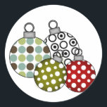 Sticker Rond T-shirts et cadeaux Retro Christmas Balls<br><div class="desc">T-shirts de vacances,  tasses,  cartes,  autocollants,  sacs fourre-tout,  magnets et autres vêtements de Noël et cadeaux avec des ornements colorés de style rétro de boules d'arbre!</div>