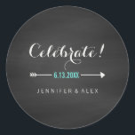 Sticker Rond Tableau noir blanc Turquoise Chalkboard Celebrate<br><div class="desc">Ces autocollants de mariage élégants sont dotés d'un arrière - plan en damier noir. Le texte est dans un mélange de styles modernes en bleu turquoise et blanc,  et une flèche tendance entoure votre date mariage.</div>