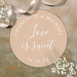 Sticker Rond Tan Love Est Un Mariage Sucré Faveur<br><div class="desc">L'amour de mariage Tan est un sticker rond classique doux. Conçu par Thisisnotme©</div>