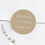 Sticker Rond Tan Mariage tourbillonnant Et Script<br><div class="desc">Pour une personnalisation plus avancée de cette conception,  cliquez sur le BOUTON OUTIL DESIGN BLEU ci-dessus !</div>