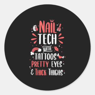Sticker Rond Technicienne en onglerie avec tatouages