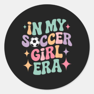 Sticker Rond Tee-shirt groovy de l'ère de ma fille footballeuse