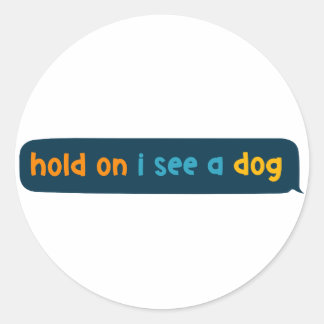 Sticker Rond tenir je vois un chien - Chien Distraction