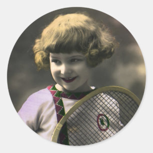 Sticker Rond Tennis Sportif Vintage, Fille Heureuse avec Raquet
