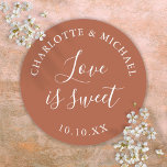 Sticker Rond Terracotta Amour Est Un Mariage Sucré Faveur<br><div class="desc">L'amour de mariage en terre cuite est un autocollant rond classique doux. Conçu par Thisisnotme©</div>