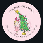 Sticker Rond The Grinch | Cindy-Lou Who Christmas<br><div class="desc">Les vacances ne seront pas complètes sans The Grinch ! COMMENT THE GRINCH STOLE CHRISTMAS est l'histoire classique d'une ville appelée Who-ville et comment l'esprit de Noël peut fondre même les coeurs les plus froids. Personnalisez cet autocollant de Noël avec votre nom et votre adresse.</div>