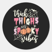 Sticker Rond Thick Thighs And Soky Vibes Retro Groovy Halloween (Devant)