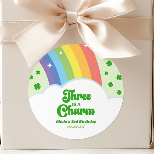 Sticker Rond Three Is A Charm Rainbow 3e fête d'anniversaire