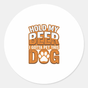 Sticker Rond Tiens ma bière, je dois caresser ce chien Amoureux