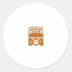 Sticker Rond Tiens ma bière, je dois caresser ce chien Amoureux