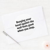 Sticker Rond Tire la tête contre un mur en brique (Enveloppe)