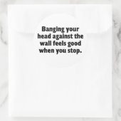 Sticker Rond Tire la tête contre un mur en brique (Sac)