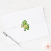 Sticker Rond Tortue buvant de la bière (Enveloppe)