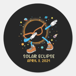 Sticker Rond Total Solaire Eclipse 2024 Fun Dabbing Pour Enfant