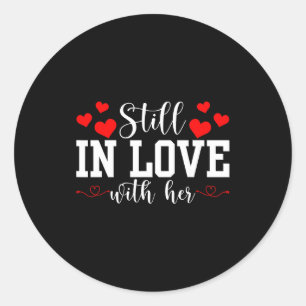 Sticker Rond Toujours amoureux d'elle - Trop fatigué pour en fo