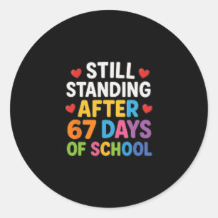 Sticker Rond Toujours debout après 67 jours d'école Mème drôle 