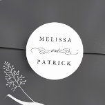 Sticker Rond Tourbillonnant Et Script Mariage Noir & Blanc<br><div class="desc">Pour une personnalisation plus avancée de cette conception,  cliquez sur le BOUTON OUTIL DESIGN BLEU ci-dessus !</div>