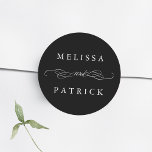 Sticker Rond Tourbillonnant Et Script Mariage Noir & Blanc<br><div class="desc">Pour une personnalisation plus avancée de cette conception,  cliquez sur le BOUTON OUTIL DESIGN BLEU ci-dessus !</div>