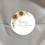 Sticker Rond Tournesol Eucalyptus Merci floral Favoriser<br><div class="desc">Créez un autocollant floral de tournesol moderne grâce à ce modèle mignon avec de beaux bouquets fleuris rustiques, des feuilles d'effet or géométrique, avec une typographie simple moderne. CONSEIL : Des cartes de suite mariage comme RSVP, des programmes de mariage, des bannières, des tapisseries, des étiquettes cadeaux, des affiches, et...</div>