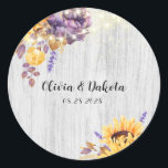 Sticker Rond Tournesol printanier et pivoine violette Mariage c<br><div class="desc">J'espère que vous apprécierez ces fleurs de pivoine violette et des tournesols jaunes sur arrière - plan en bois blanc avec collier de lumières. Des produits correspondants et des invitations sont disponibles.</div>