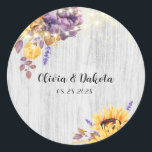 Sticker Rond Tournesol printanier et pivoine violette Mariage c<br><div class="desc">J'espère que vous apprécierez ces fleurs de pivoine violette et des tournesols jaunes sur arrière - plan en bois blanc avec collier de lumières. Des produits correspondants et des invitations sont disponibles.</div>