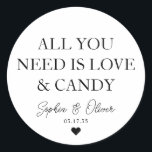 STICKER ROND TOUT CE DONT VOUS AVEZ BESOIN, C'EST L'AMOUR ET LA<br><div class="desc">Un Sticker Mariage classique en Merci noir avec "Tout ce dont vous avez besoin est l'amour et le bonbon" dans une police classique moderne et élégante. Vous pouvez facilement le personnaliser avec vos noms et date mariage.</div>