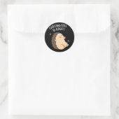 Sticker Rond Tout Quill Be Alright Hedgehog Pun Dark BG (Sac)