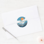 Sticker Rond Tranquil Horizon | Minimal Mountain Landscape Art (Enveloppe)