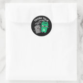 Sticker Rond Trash Talk Funky Garbage Bin Pun Dark BG (Sac)