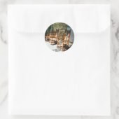 Sticker Rond Trois chaises rocheuses en bois sur Porc ensoleill (Sac)