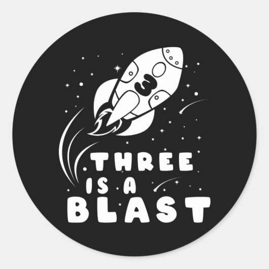 Sticker Rond TROIS EST UN BLAST 3ème anniversaire garçon 3 ans (Devant)