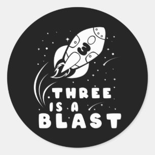 Sticker Rond TROIS EST UN BLAST 3ème anniversaire garçon 3 ans