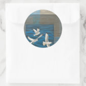 Sticker Rond Trois mouettes blanches volent au-dessus de l'eau (Sac)