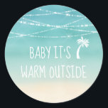 Sticker Rond Tropical Beach Baby C'est chaud dehors Palm Tree<br><div class="desc">Le design de vacances amusant de Nautical Boutique Co., originaire de Floride, bien sûr, comporte une icône de palmier mignon, une typographie à la craie blanche, et le sentiment "Baby It's Warm Outside". Il est situé sur un magnifique océan aquatique et une plage de sable avec des lumières scintillantes. C'est...</div>